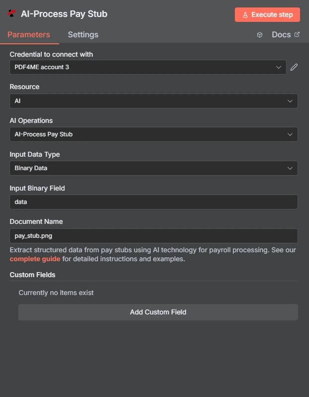 Das Parameterfeld „Gehaltsabrechnung für KI-Prozesse“ in n8n zeigt die auf KI eingestellte Ressource, das Dropdown-Menü „KI-Operationen“, Eingabefelder und die Sammlung „Benutzerdefinierte Felder“.
